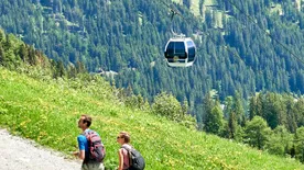 Micsoda ötlet: vacsora egy mozgó sífelvonóban Olaszország lenyűgöző tája felett