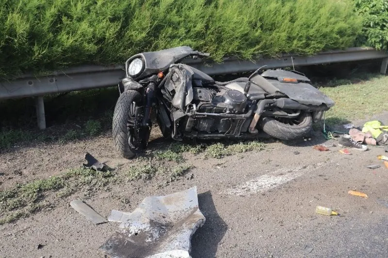 Baleset M1-es autópálya autós-motoros ütközés