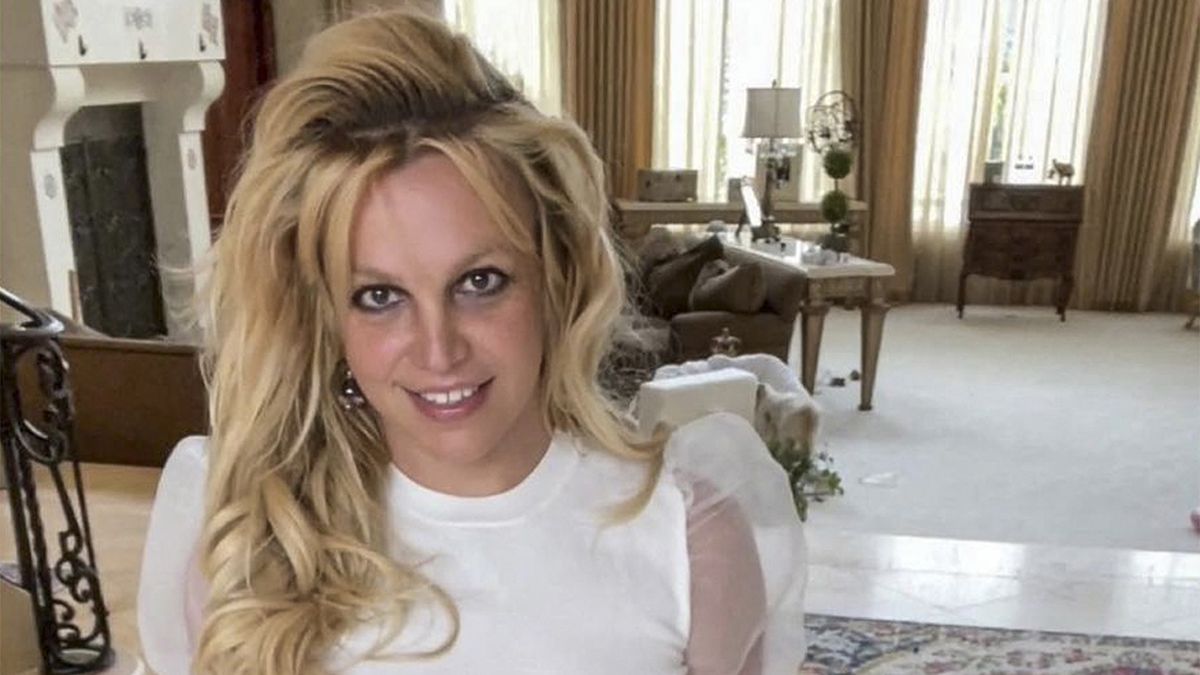 Britney Spears megőrült: megvillantotta intim tetoválását a bugyija alatt – videó
