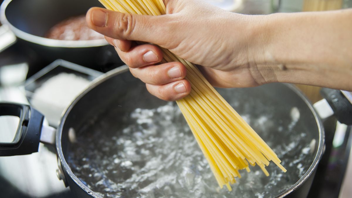 főzés, konyha, tészta, tésztafőzés, spagetti, Shutterstock