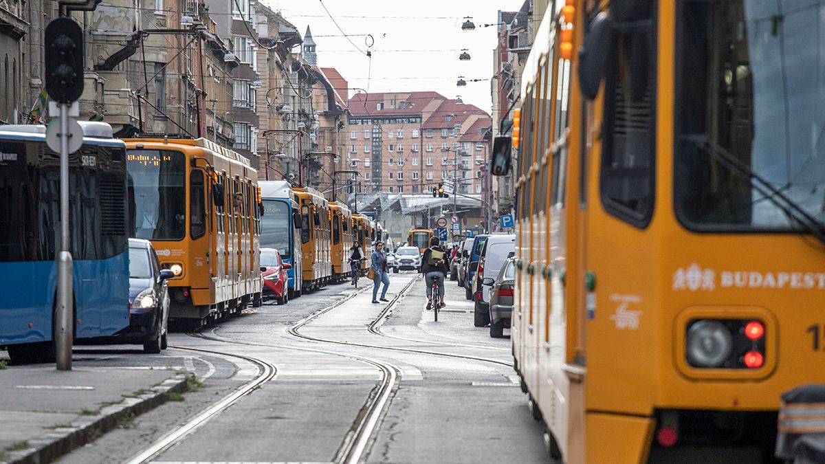 Rohantak a tűzoltók: villamos ütközött Budapesten