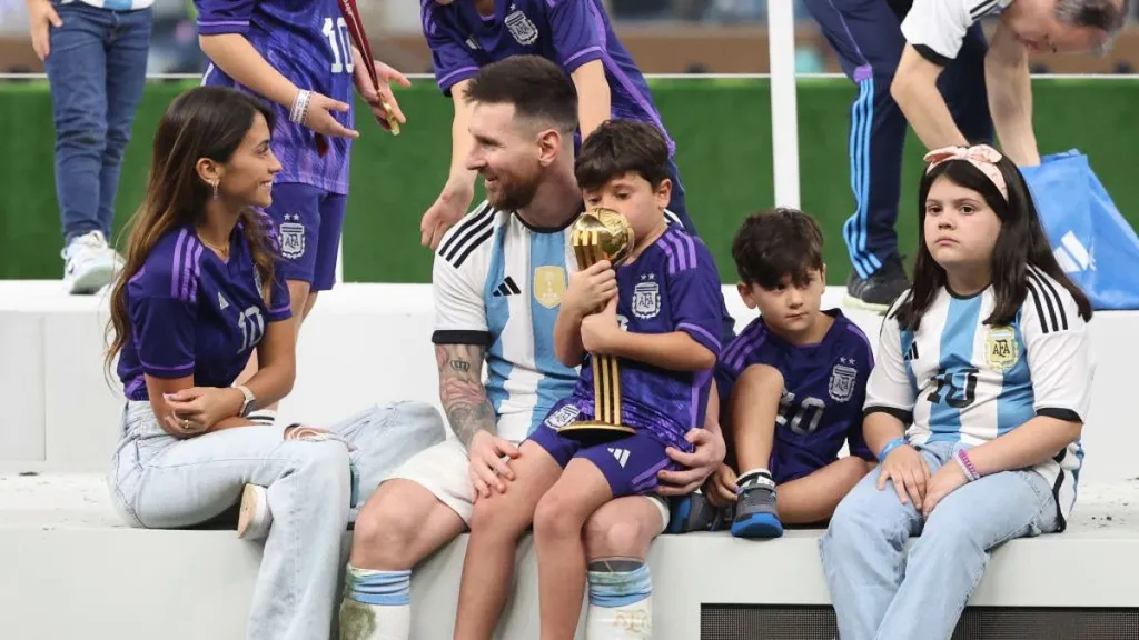 Antonela Roccuzzo és Lionel Messi