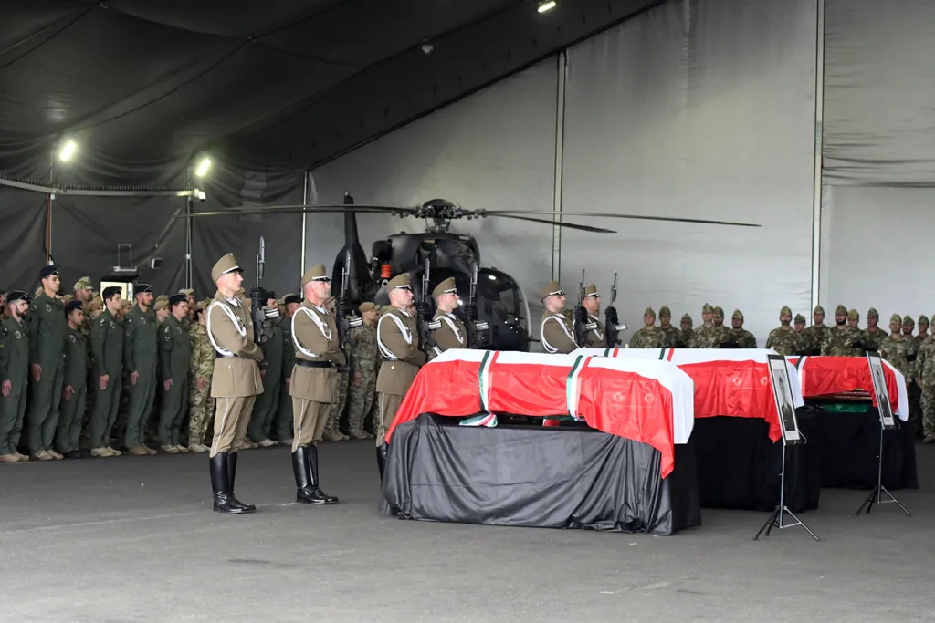 Szolnok, 2023. június 27.
Katonai tiszteletadással fogadják a Horvátországban, kiképzés közben helikopterbalesetben meghalt magyar katonák földi maradványait az MH 86. Szolnok Helikopter Bázison 2023. június 27-én.
MTI/Mészáros János; Szolnok, 2023. június 27.
Katonai tiszteletadással fogadják a Horvátországban, kiképzés közben helikopterbalesetben meghalt magyar katonák földi maradványait az MH 86. Szolnok Helikopter Bázison 2023. június 27-én.
MTI/Mészáros János