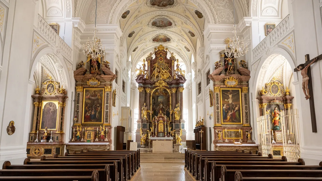 Ellopták XVI. Benedek pápa egyik mellkeresztjét egy bajorországi templomból