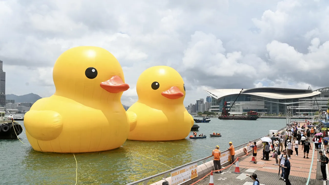 Nem bírta sokáig a hőséget az óriás gumikacsa Hongkongban