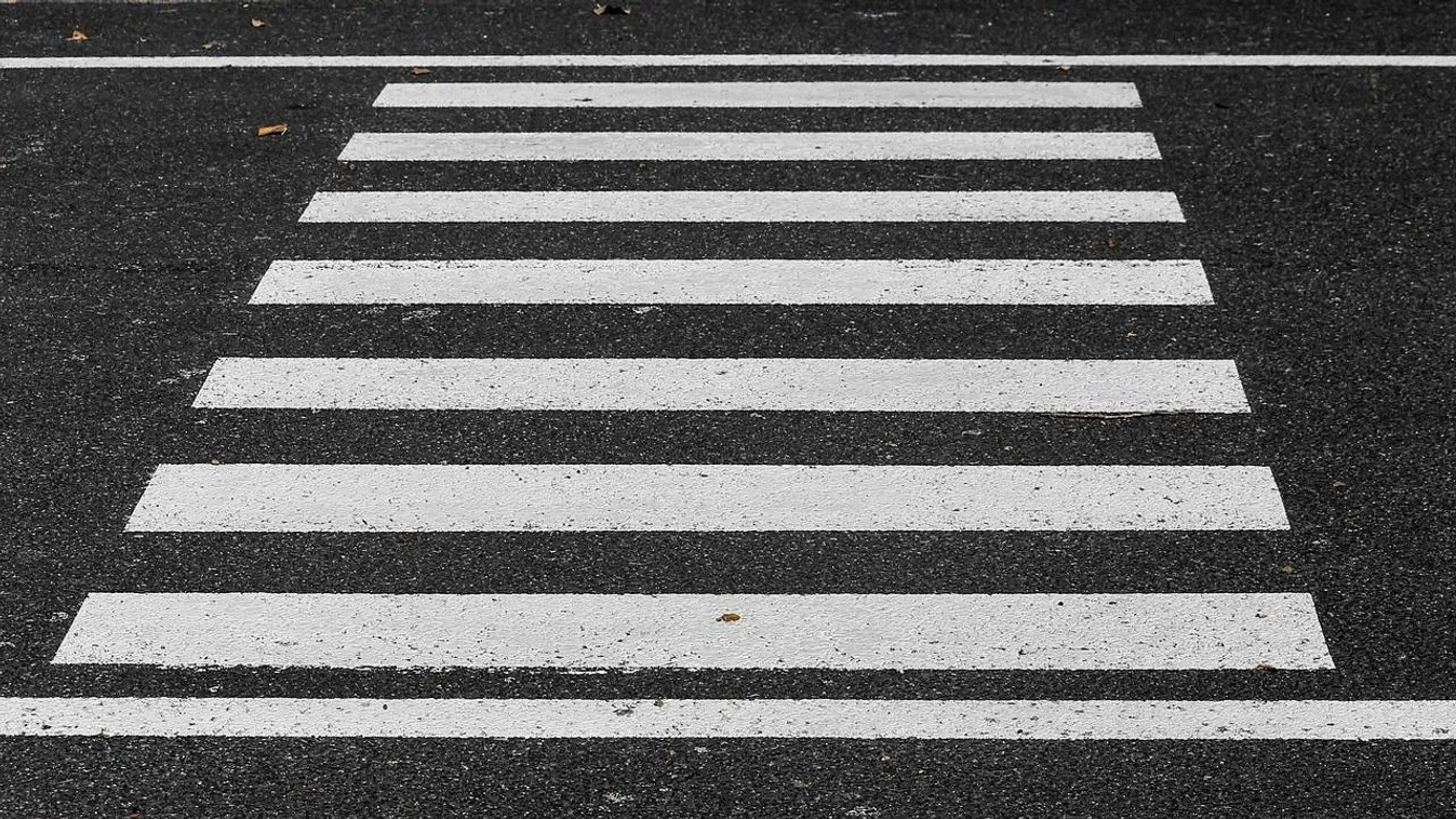 Sokkoló felvétel: a zebrán gázoltak el egy idős gyalogost Pécsett - Videó