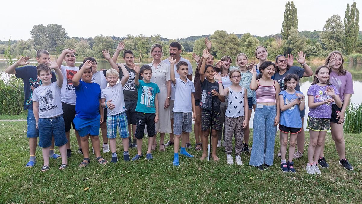 Áder Jánostól horgot kötni, feleségétől palacsintát sütni tanultak a Covid-árvák Lovasberényben