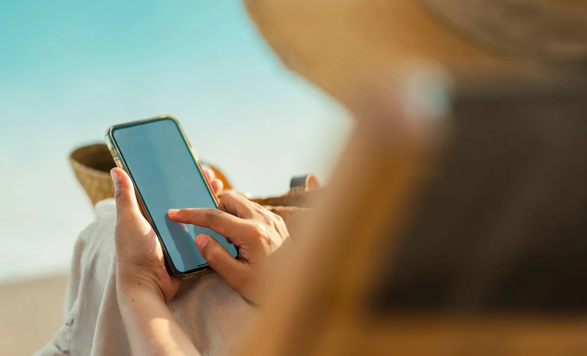 okostelefon, mobiltelefon, nyaralás, nyár, pihenés, telefon, Shutterstock 2116008908