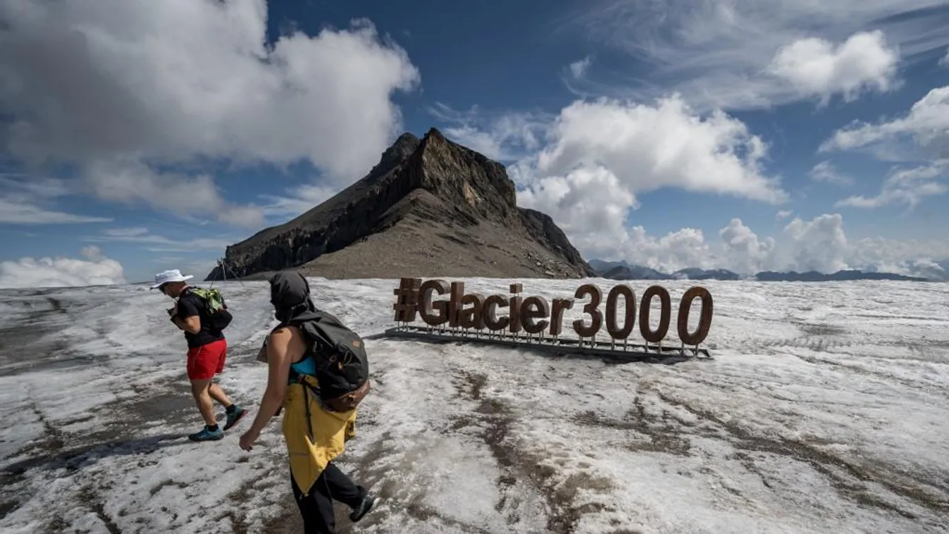 Helikopterekkel evakuáltak közel 300 turistát egy svájci gleccserről