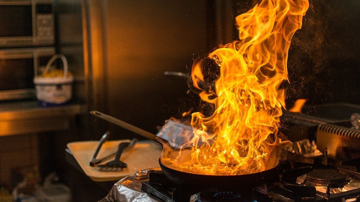 konyha tűz baleset serpenyő