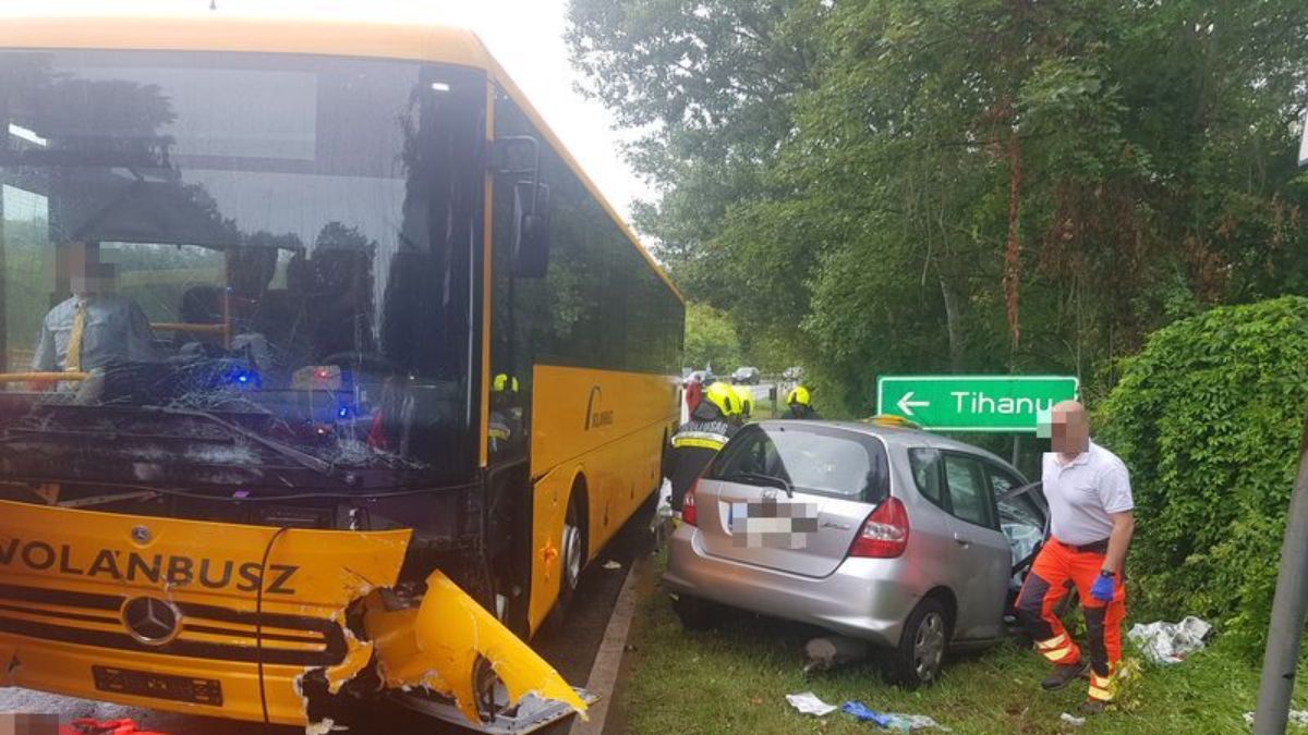 Utasával együtt csapódott távolsági buszba egy autós Tihanynál, tragédia lett a vége