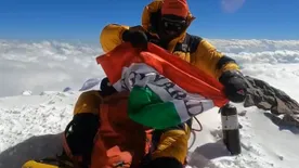 Magyar zászló a Himaláján, meghódította a csúcsot a hegymászó - Videó