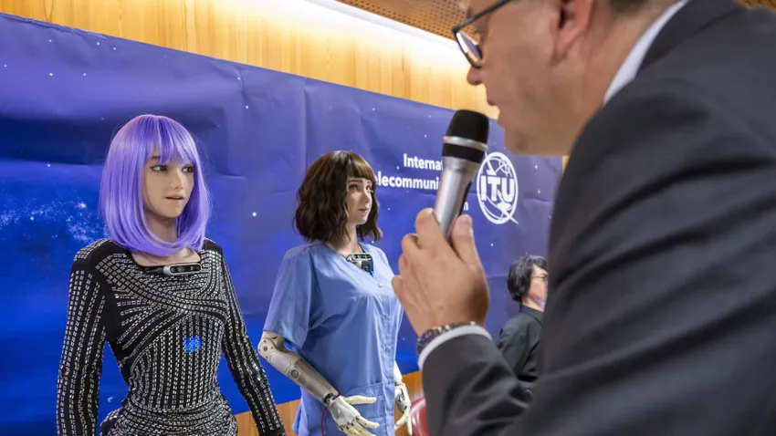 Mesterséges intelligenciával működő robotok tartottak sajtótájékoztatót