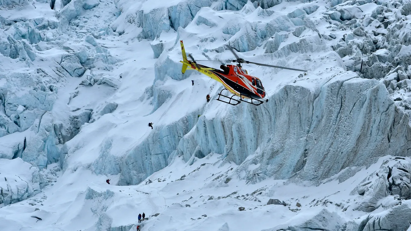 Lezuhant egy turistákat szállító helikopter az Everest közelében