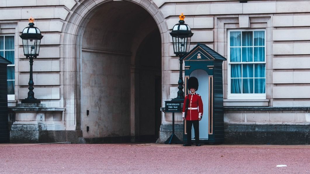 A Buckingham-palota és őrsége.