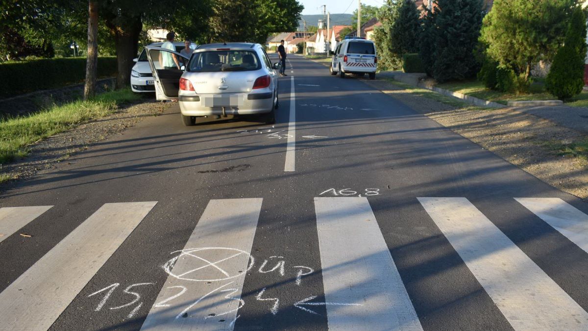 Gyerekeket gázoltak el a zebrán Rátkán, egyikük súlyos állapotba került - helyszíni fotók