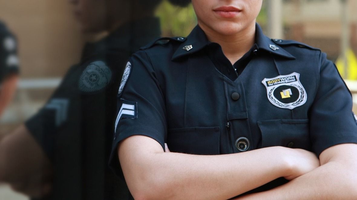 rendőr, rendőrnő, járőr, zsaru, Pixabay illusztráció