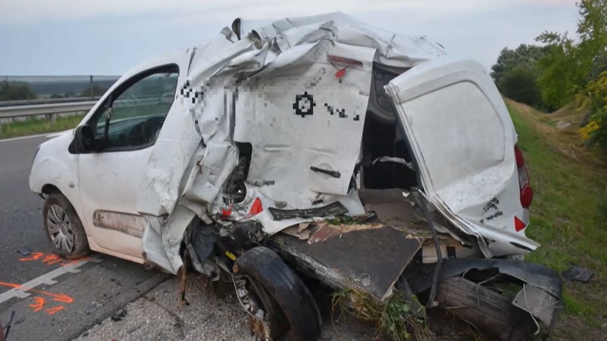 Horrorbaleset az M4-esen: saját autója gázolta halálra a sofőrt – videó