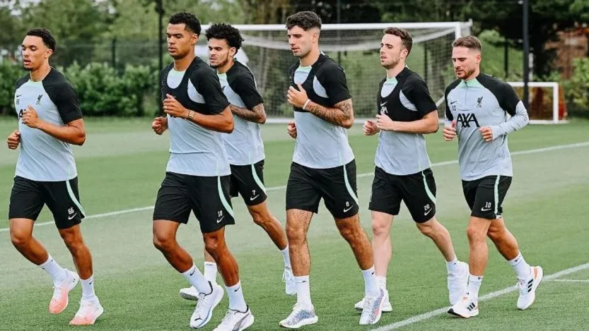 Szoboszlai (középen) az első liverpooli edzésén, új csapattársai között