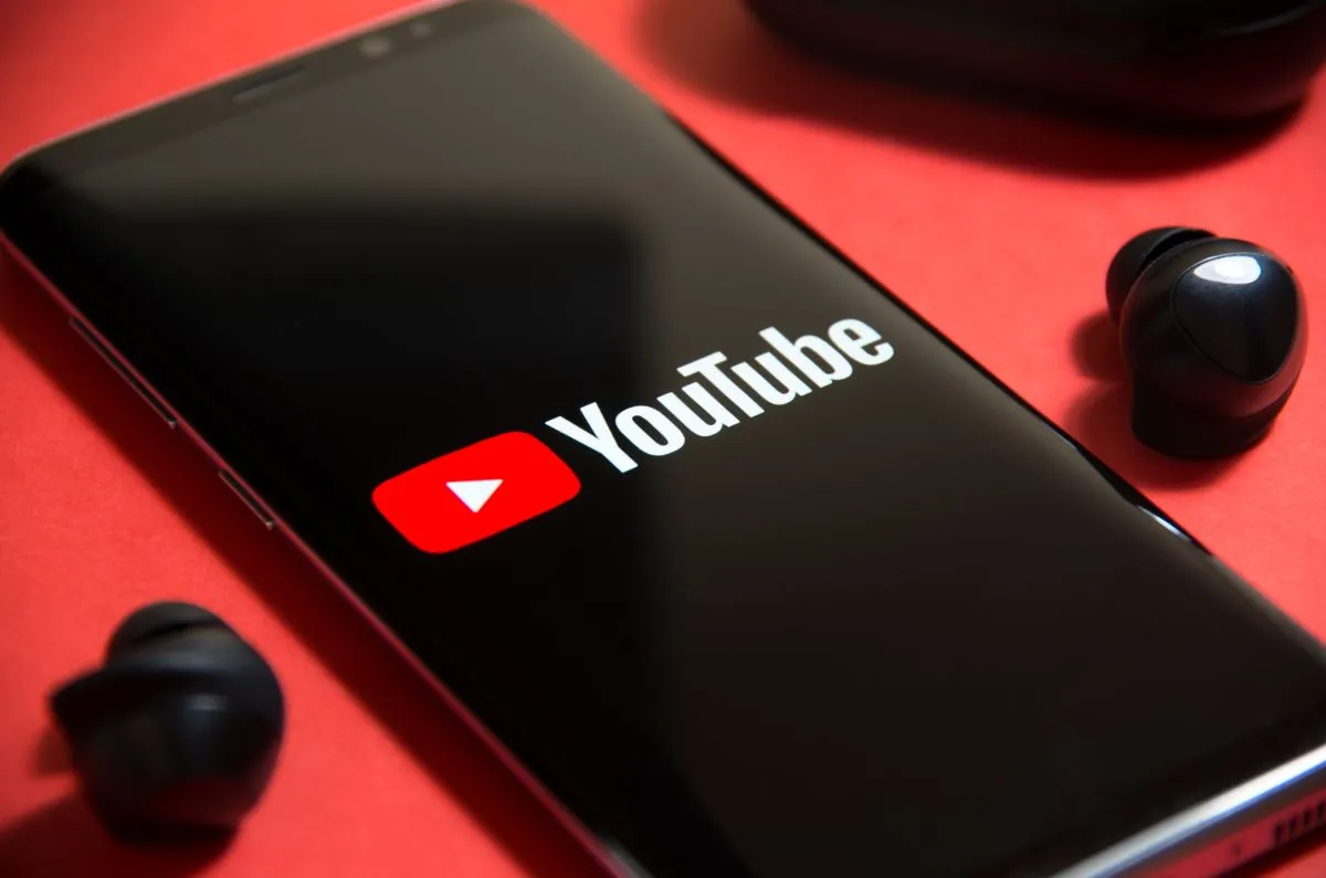 YouTube, okosteleon, mobiltelefon, app, alkalmazás, közösségi oldal, videómegosztó, Shutterstock 