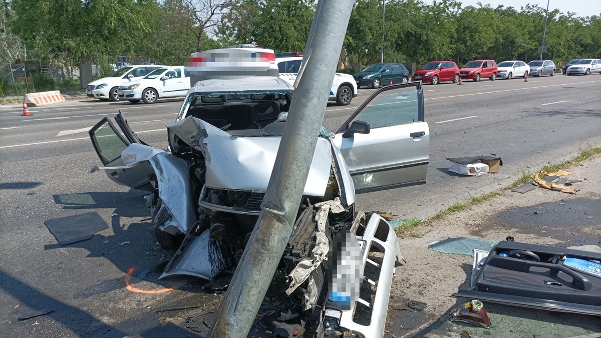 Lámpaoszlopnak csapódott egy autó a IX. kerületben, ennyi maradt belőle