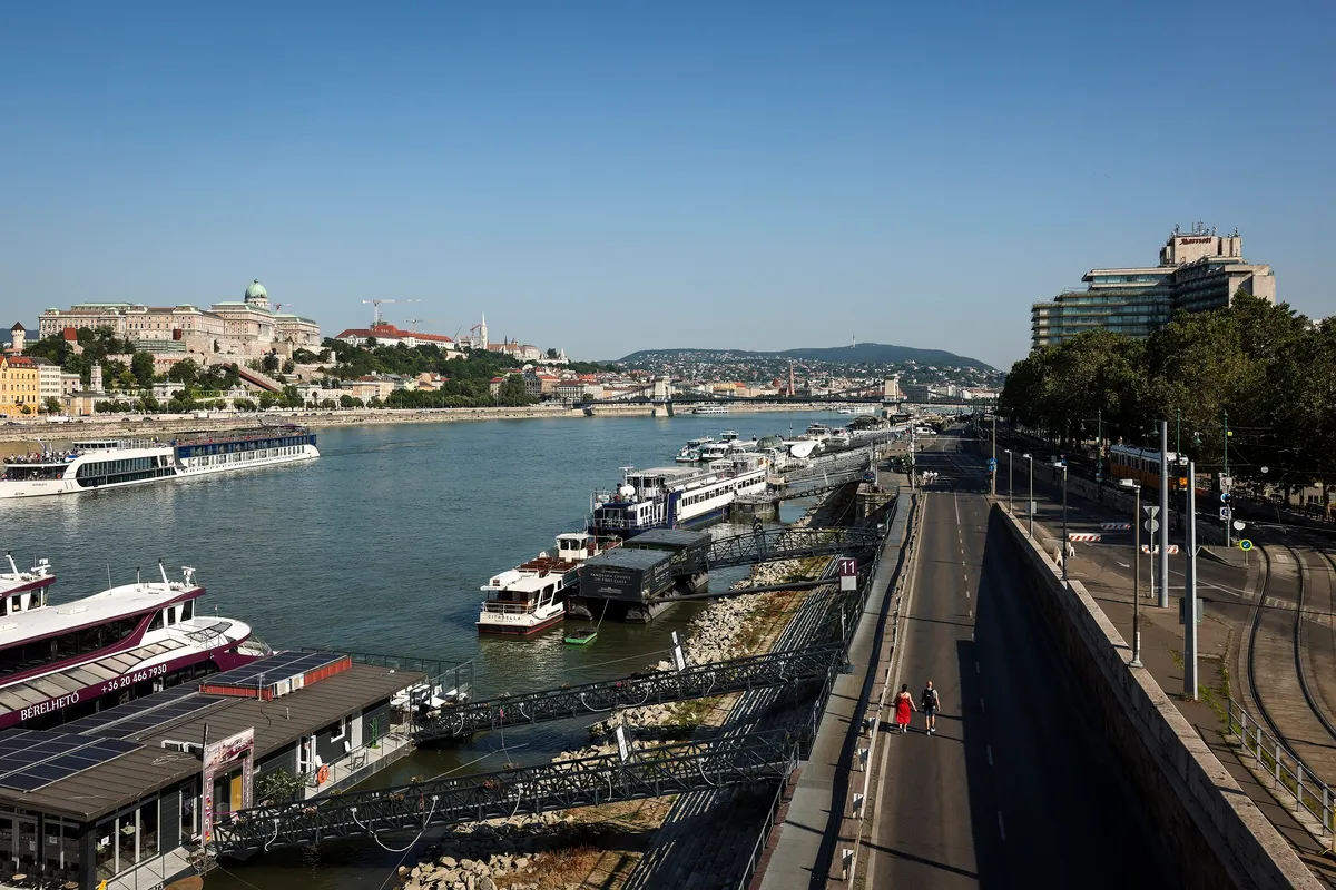 Újra megnyitja kapuit a pesti alsó rakpart a gyalogosok és a kerékpárosok előtt 