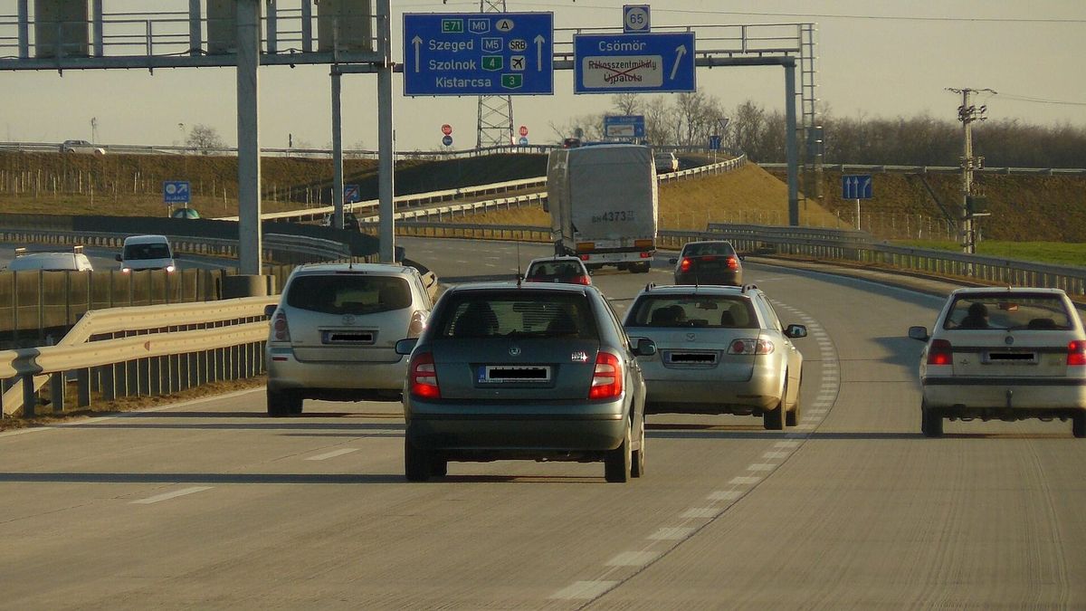 Hajmeresztő: forgalommal szemben szlalomozott egy idős, magyar férfi az M0-son - videó!