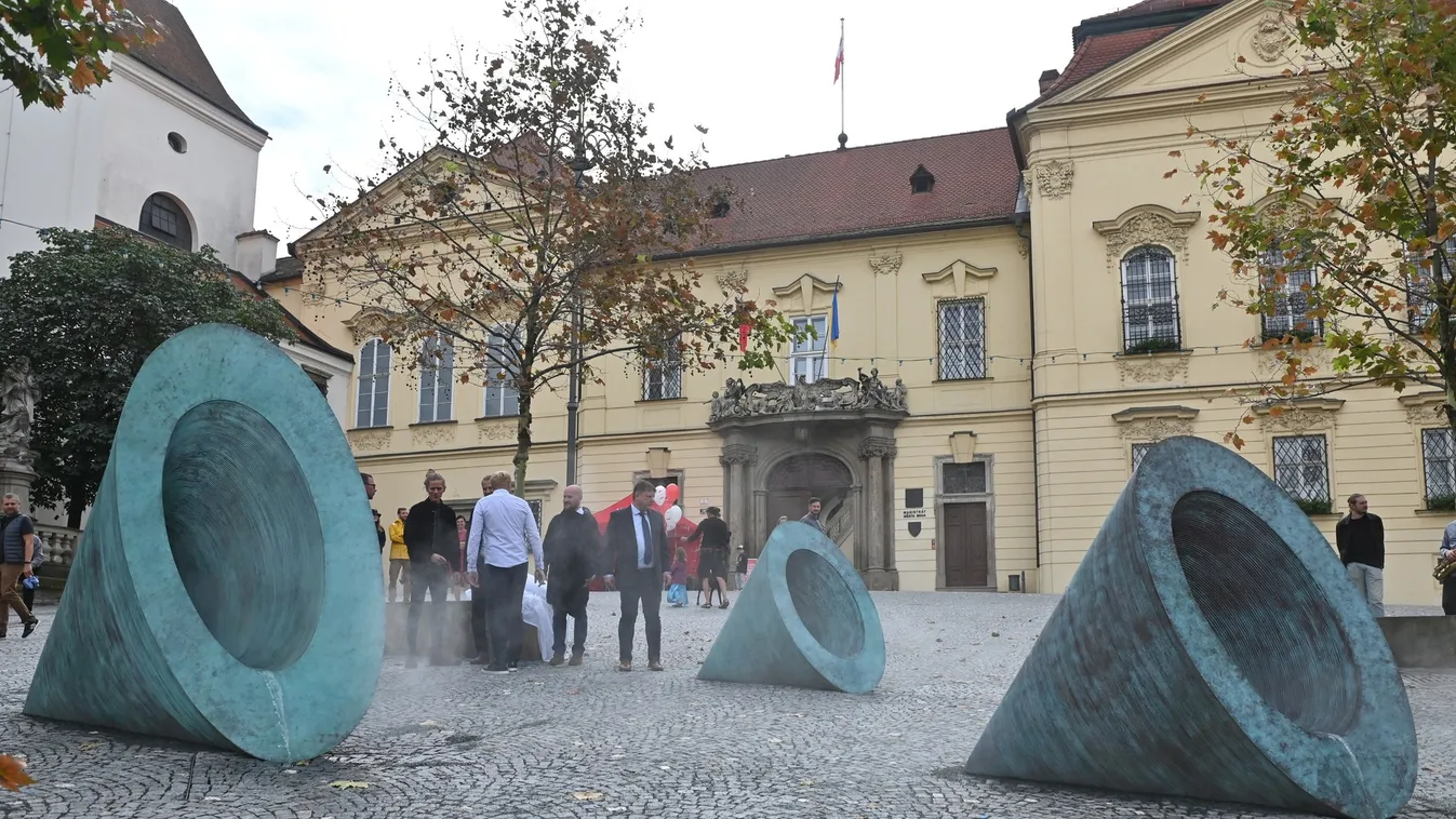 Több száz kilós "dohányzó" bronzkúpokkal gazdagodott Brno egyik tere