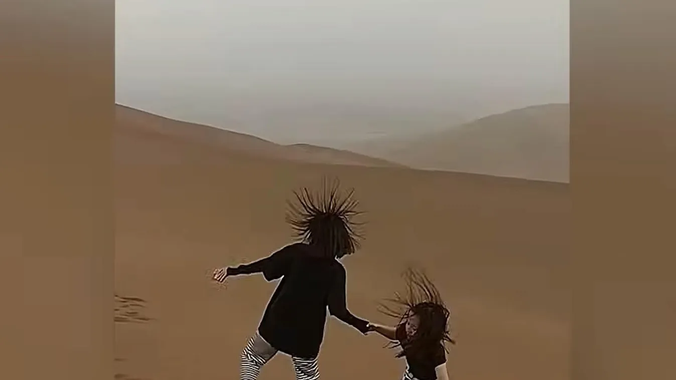 Videó: Szó szerint égnek állt a turisták haja egy kínai homoksivatagban