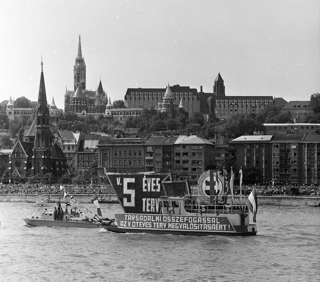 1977 - augusztus 20-i vízi és légiparádé a Dunán, háttérben a Szilágyi Dezső téri templom és a Bem rakpart házai. Fotó: Fortepan / MHSZ