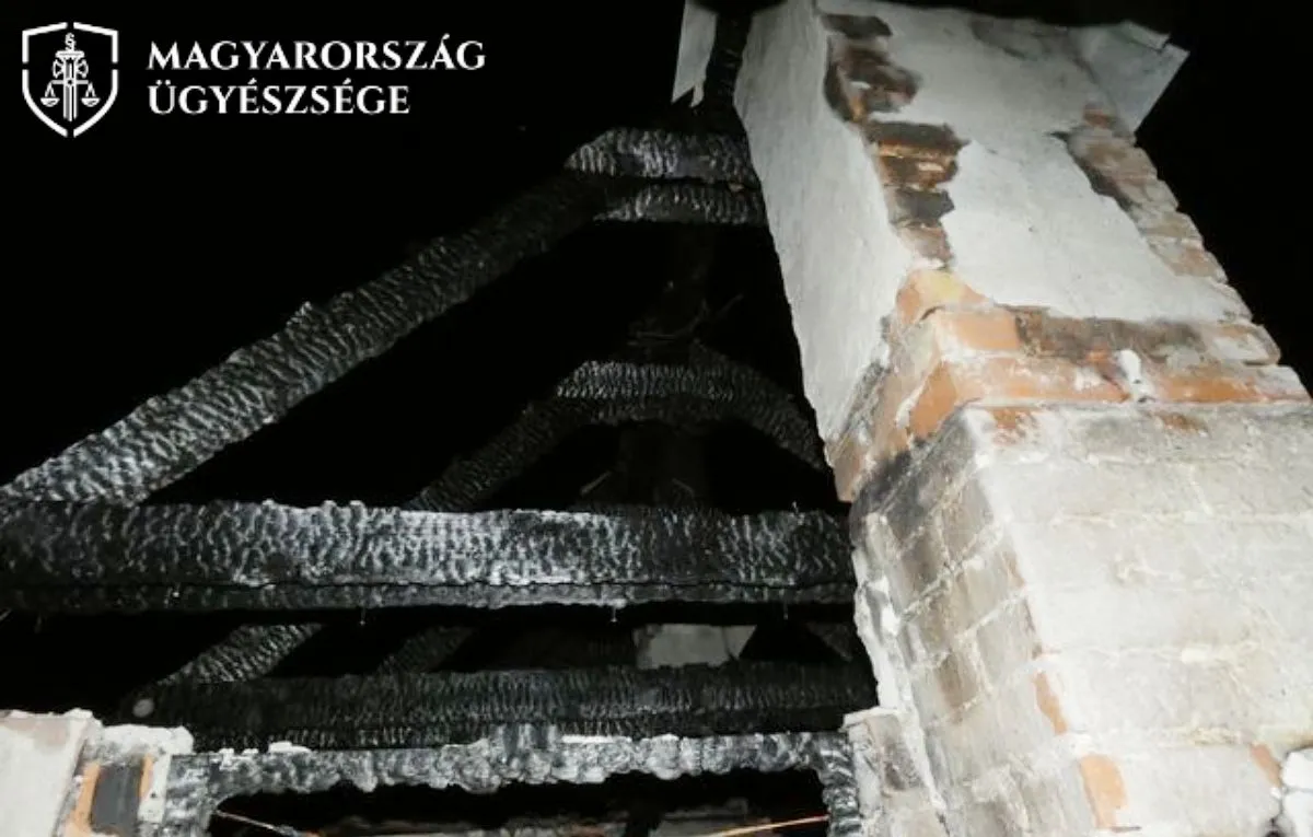 Tass, gyújtogatás, kiégett tetőtér