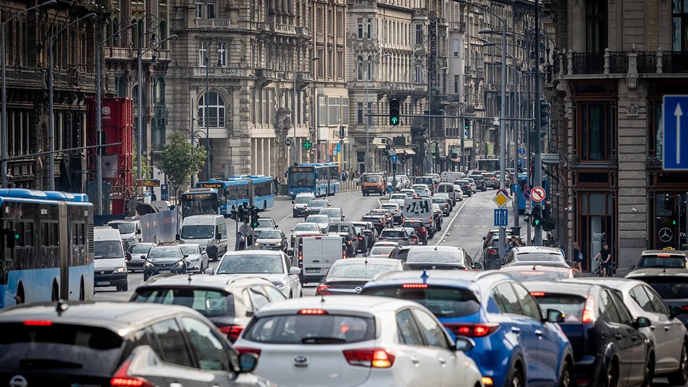 Óriási hármas karambol lehetetleníti el a közlekedést Budapesten