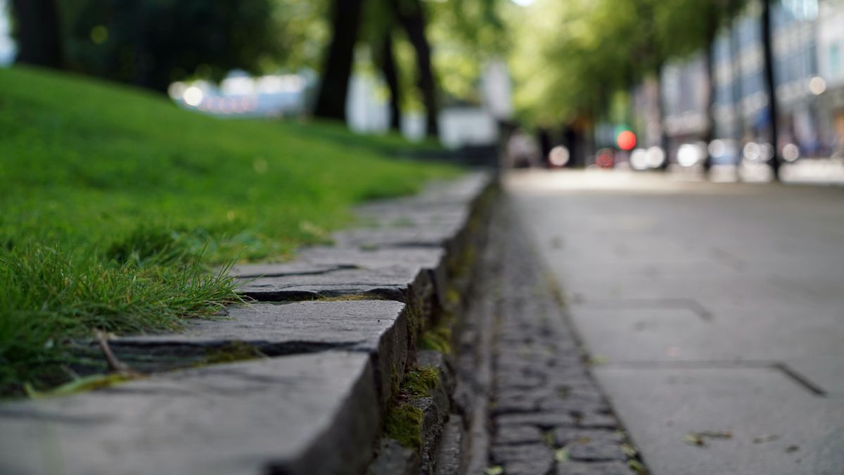 Sokkoló, mi lapult meg a járda alatt - Videó