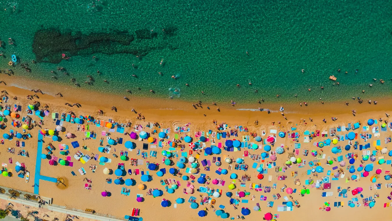 Nudisták a ruhában fotózkodó turisták ellen