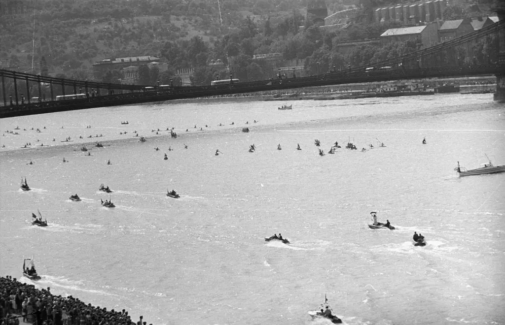 1960 - augusztus 20-i vízi és légiparádé a Széchenyi rakparttól nézve a Széchenyi Lánchídnál. Fotó: Fortepan / Nagy Gyula