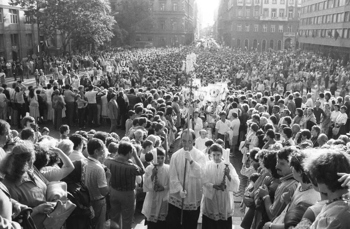 1985 - Szent István tér a Bazilika előtt, háttérben a Zrinyi utca. Szent Jobb körmenet a bazilika kupolájának megáldása alkalmával, 1985. augusztus 20-án. Fotó: Fortepan / Szalay Zoltán