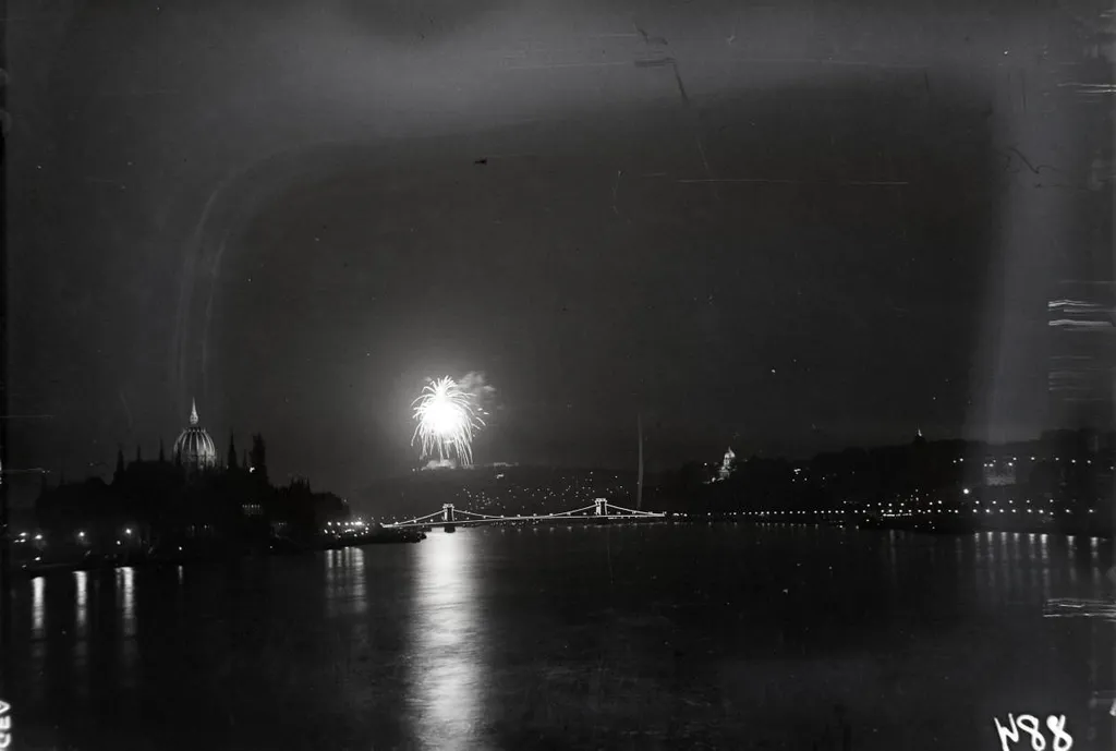 1937 - látkép a Margit hídról a Gellért-hegy felé, az augusztus 20-i tűzijáték alkalmával. Előtérben a Parlament és a Széchenyi Lánchíd. Fotó: Fortepan / Bojár Sándor