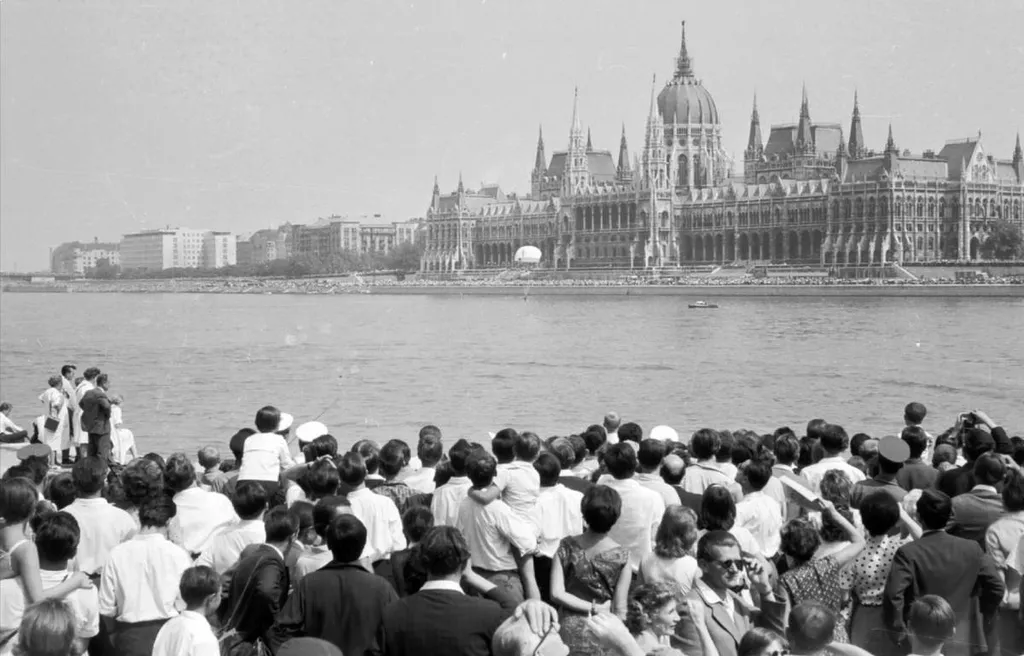 1965 - budai alsó rakpart, légiparádé, ejtőernyősök hullanak a Dunába, háttérben a Parlament. Fotó: Fortepan / Drimbe József
