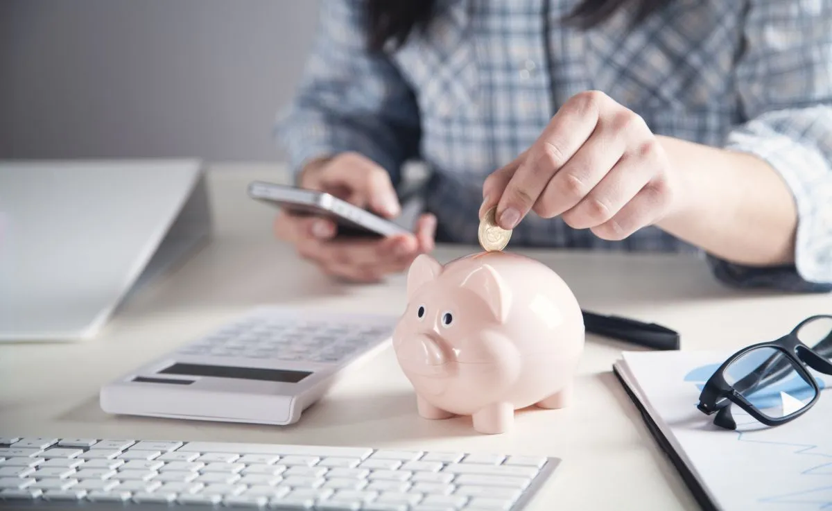 spórol, spórolás, pénz, megtakarítás, Shutterstock 