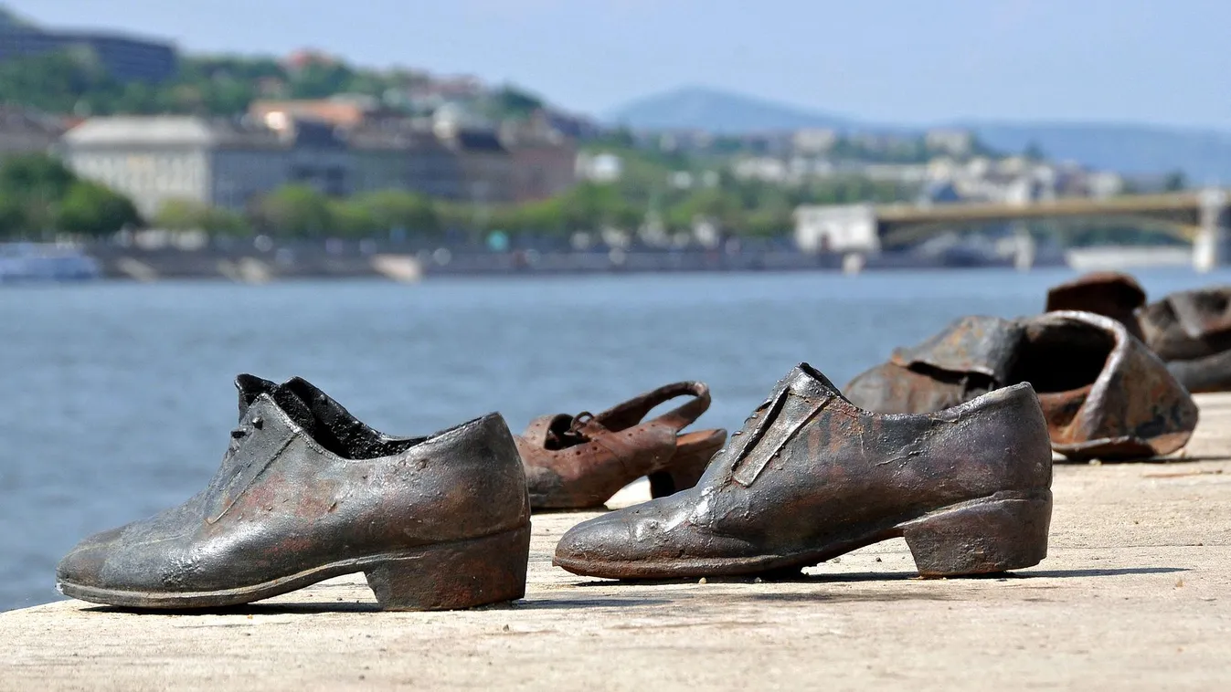 A Duna-parti cipőknél fotózkodott egy turista, óriási botrány lett belőle