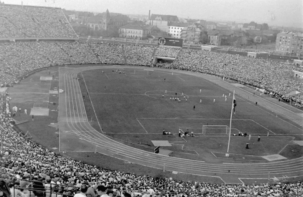 1953 - Budapest, Népstadion a megnyitás napján (1953. augusztus 20.). Fotó: Fortepan / Magyar Rendőr