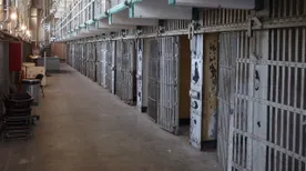 Ez történt a börtönben a nővel, aki halálra késelte a csecsemőjét