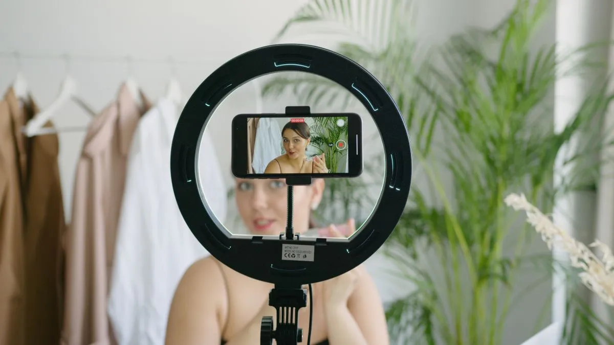 vlogger, tiktoker, közösségi média Instagram, Facebook, Tiktok, illusztráció, videós, YouTube