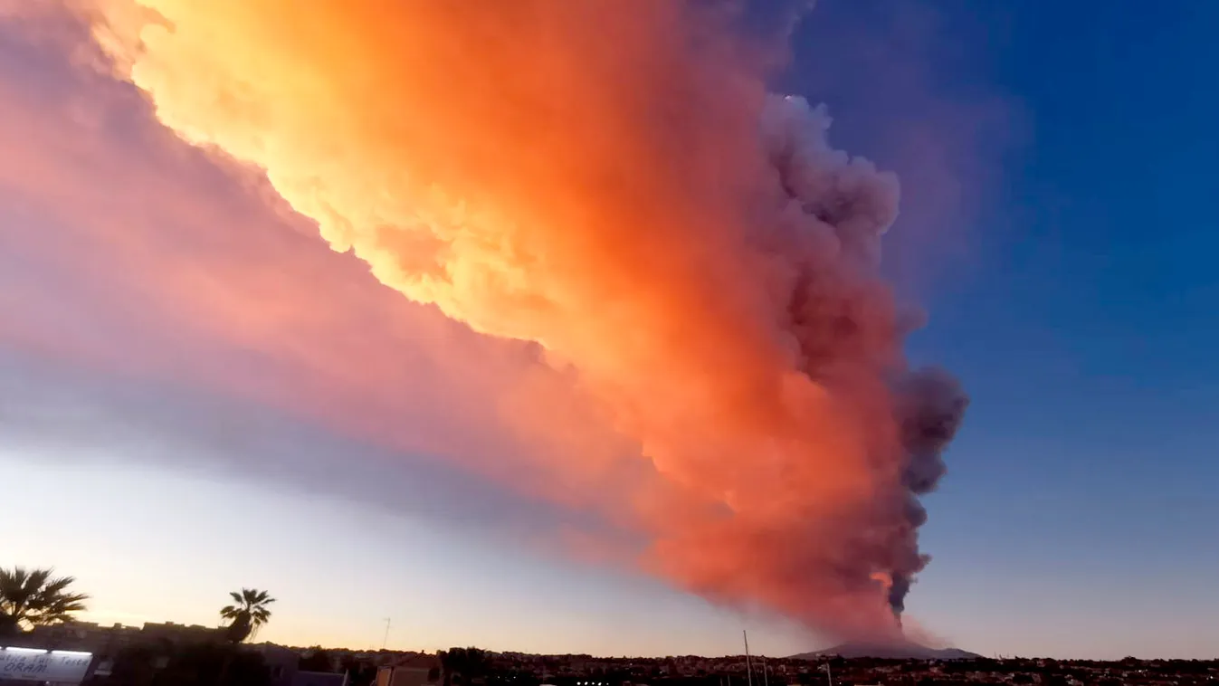 Kitört az Etna, lezárták a cataniai repülőteret