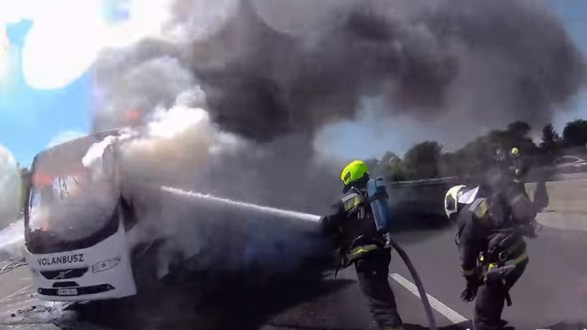 Videón, ahogyan a tűzoltók az M3-ason lángoló távolsági busszal folytatnak élet-halál harcot