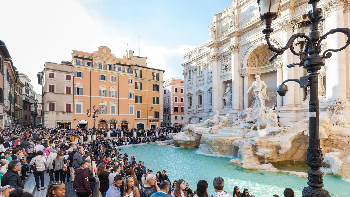 Videó: Egy szomjas turista bemászott a Trevi-kútba, hogy megtöltse üres üvegét