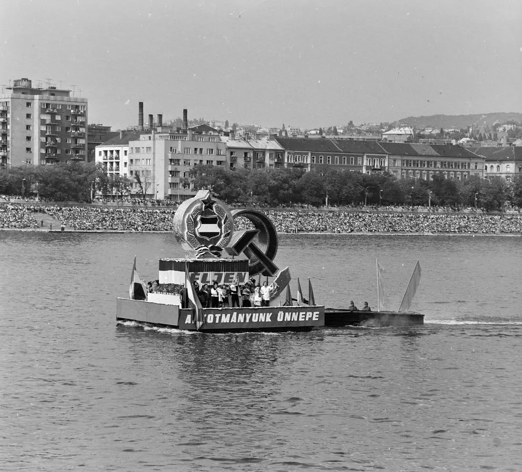 1976 - Bem rakpart a Vitéz utcánál. Augusztus 20-i víziparádé. Fotó: Fortepan / MHSZ