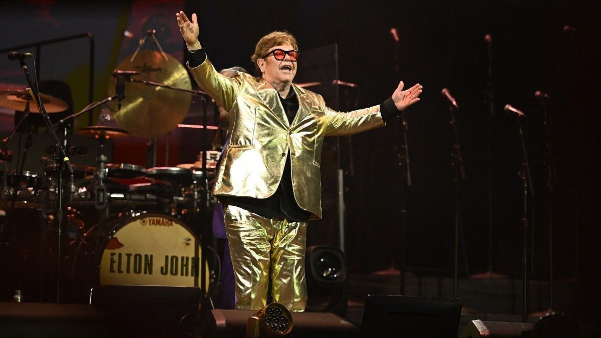 Baleset érte Elton Johnt, kórházba került