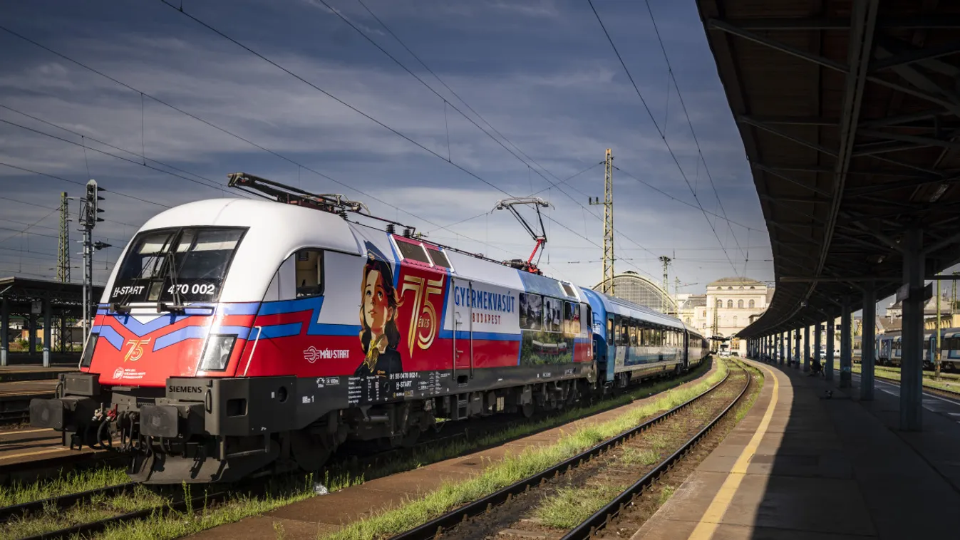 Büszke gyerekvasutas feszít ezen az ünnepi Dórémi mozdonyon