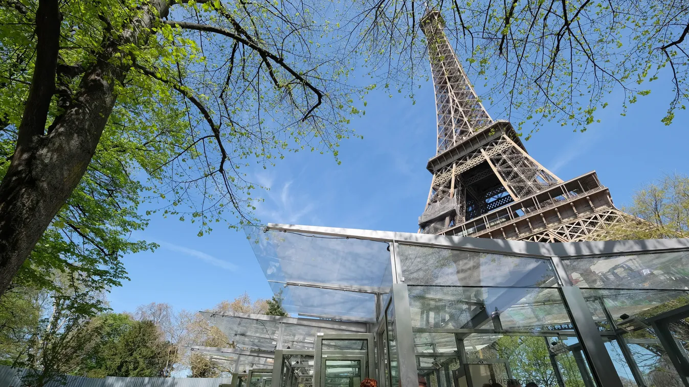 Két alvó, részeg turistát találtak az Eiffel torony tetején
